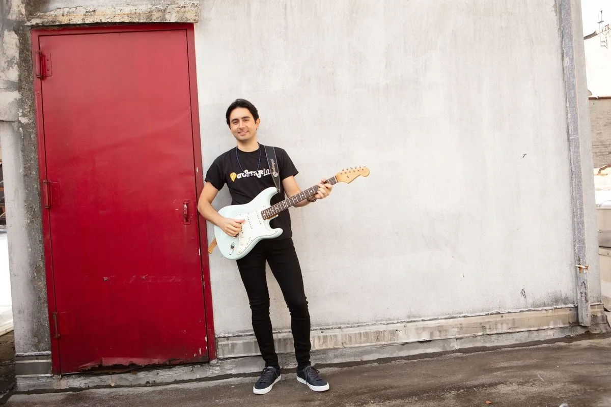 Davide Pannozzo con la sua chitarra