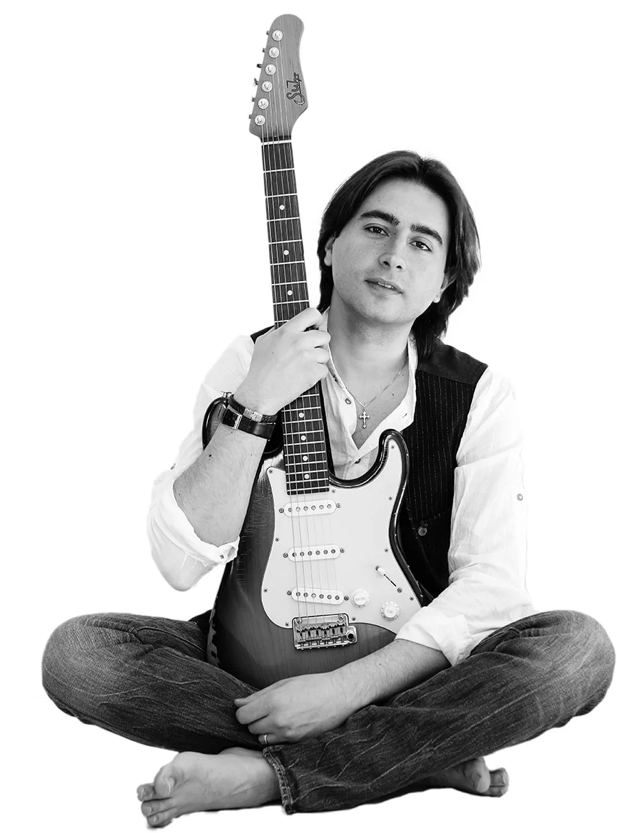 Davide Pannozzo con la sua chitarra