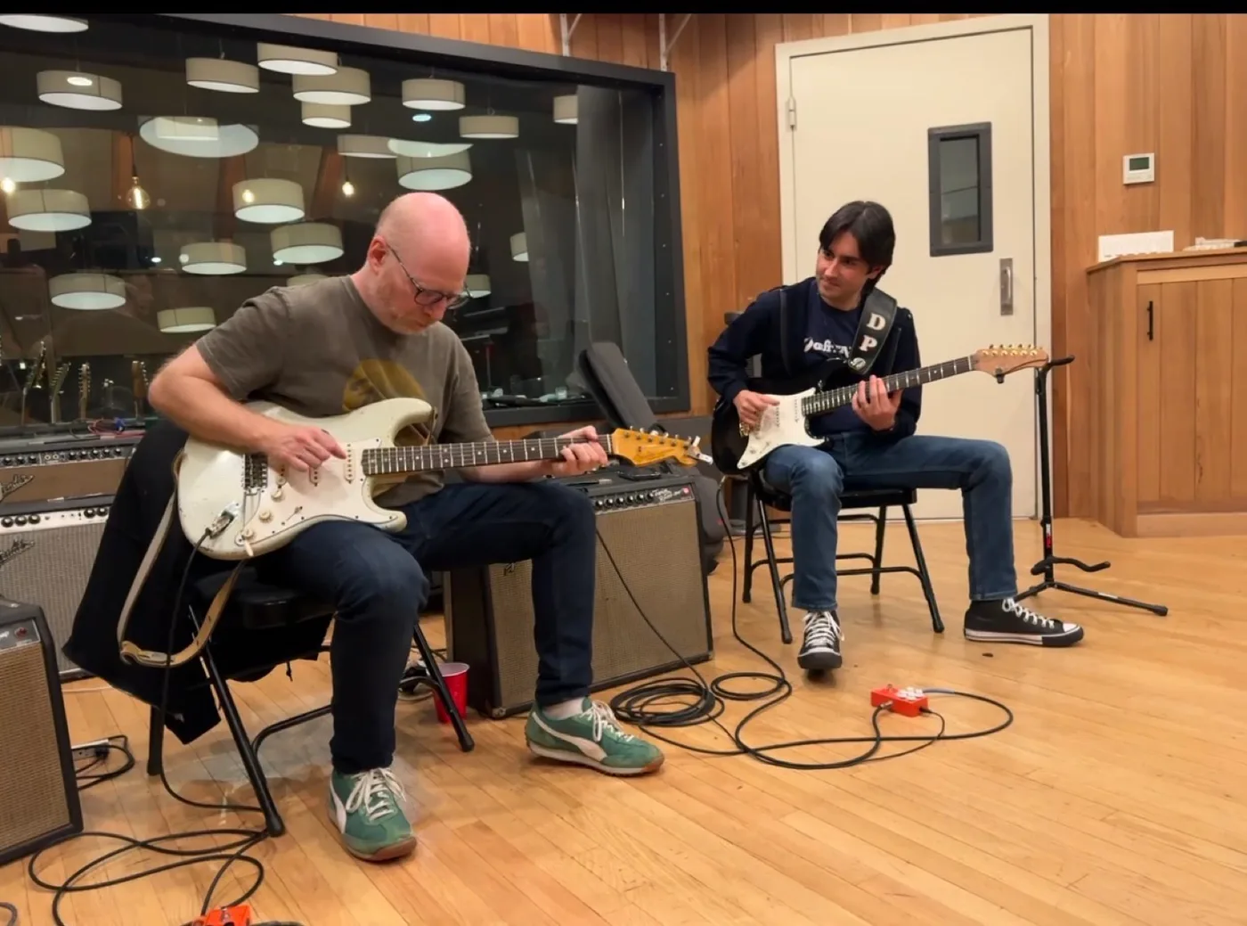 Davide Pannozzo in studio con un chitarrista, entrambi con la chitarra in mano